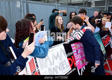 Daniel Radcliffe gibt Autogramme, da er ein Screening der Schweizer Armee Mann und Imperium bei der Opening Night Gala des Reiches Live at The O2, London besucht. Stockfoto