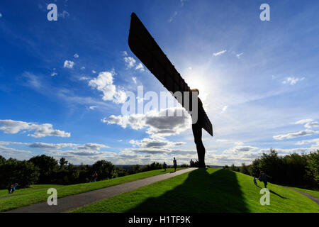 Ansicht des Engels der nördlichen Statue mit blauem Himmel und weißen Wolken. Stockfoto