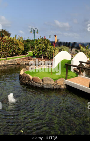 Minigolf an einem schönen Sommertag Stockfoto