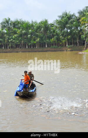 Can Tho, Vietnam - 1. Juli 2011: Bauern Pangsius Welse in ihrem Teich im Mekong-Delta in Vietnam sind Fütterung Stockfoto