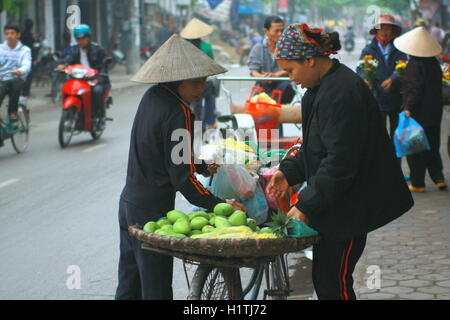 Nam Dinh, Vietnam - 30. März 2010: Straße Verkäufer der Früchte auf einem Bürgersteig in Nam Dinh Stadt Stockfoto