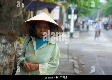 Nam Dinh, Vietnam - 30. März 2010: Eine alte Frau ist auf dem Bürgersteig in ihre Heimat nach Nam Dinh Stadt im Norden von Vietnam Fuß Stockfoto