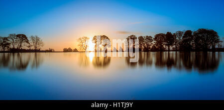 Einen wunderschönen Sonnenaufgang auf einem See in Yorkshire Stockfoto