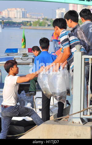 Ho-Chi-Minh-Stadt, Vietnam - 24. April 2015: Fische befinden sich in Plastiktüten, die Vorbereitung in den Saigon River in freigegeben werden die Stockfoto