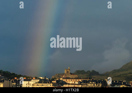 Regenbogen in den Himmel der Stadt Laredo, Kantabrien, Spanien. Stockfoto