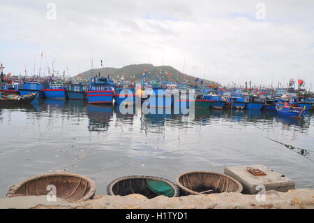 Nha Trang, Vietnam – 21. Februar 2013: Viele Fischerboot im Hon Ro Seehafen in Nha Trang Stadt parken Stockfoto