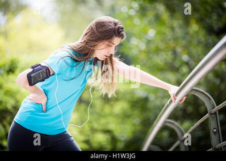 Frau einen Stich leidet. Stockfoto