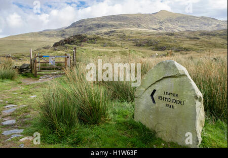 Schild aus Stein auf dem Pfad von Rhyd Ddu zum Mount Snowdon mit Blick auf den Gipfel in der Wolke jenseits des Snowdonia National Park (Eryri). Rhyd Ddu Gwynedd Wales UK Stockfoto