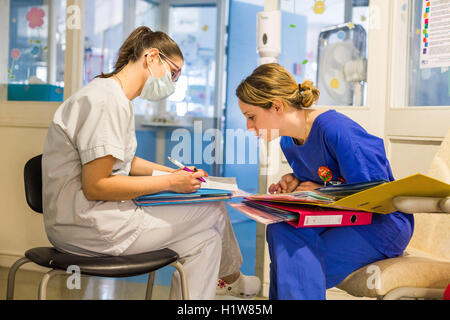 Pädiatrischen Krankenschwestern, Abteilung für Neonatologie, CHU Bordeaux. Stockfoto