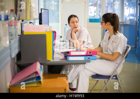 Pädiatrischen Krankenschwestern, Abteilung für Neonatologie, CHU Bordeaux. Stockfoto