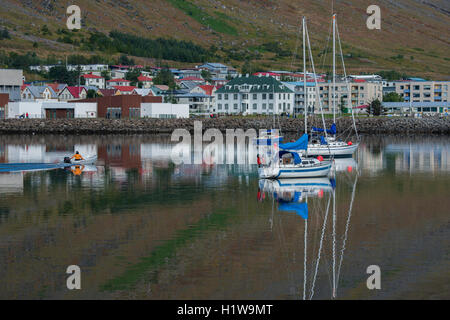 Islands Westfjorde. Isafjördur, die größte Stadt im Westfjors mit etwa 3.000 Menschen. Stockfoto