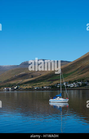 Islands Westfjorde. Isafjördur, die größte Stadt im Westfjors mit etwa 3.000 Menschen. Stockfoto