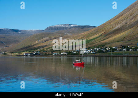 Islands Westfjorde. Isafjördur, die größte Stadt im Westfjors mit etwa 3.000 Menschen. Stockfoto