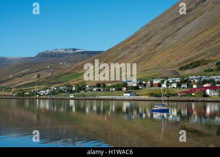 Islands Westfjorde. Isafjördur, die größte Stadt im Westfjors mit etwa 3.000 Menschen. Segelboote im Hafen. Stockfoto