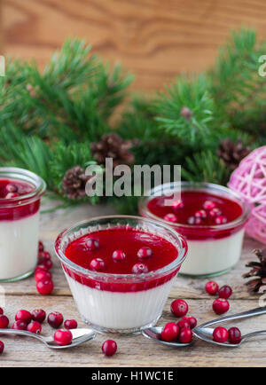 Vanille Pannacotta mit Beerensauce. Weihnachts-Dessert. Geringe Schärfentiefe Stockfoto