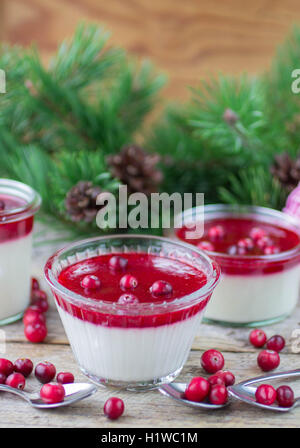 Vanille Pannacotta mit Beerensauce. Weihnachts-Dessert. Geringe Schärfentiefe Stockfoto