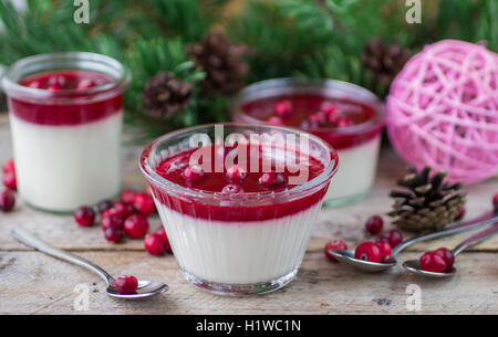 Vanille Pannacotta mit Beerensauce. Weihnachts-Dessert. Geringe Schärfentiefe Stockfoto