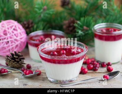 Vanille Pannacotta mit Beerensauce. Weihnachts-Dessert. Geringe Schärfentiefe Stockfoto