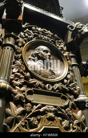 Kunstvoll geschnitzten Bronze Uhr Sockel im Waldorf-Astoria Hotel, NYC Stockfoto