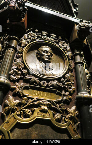 Kunstvoll geschnitzten Bronze Uhr Sockel im Waldorf-Astoria Hotel, NYC Stockfoto