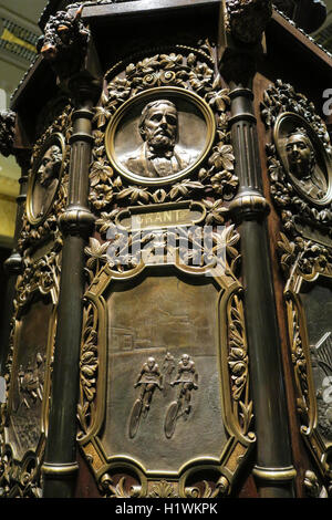 Kunstvoll geschnitzten Bronze Uhr Sockel im Waldorf-Astoria Hotel, NYC Stockfoto