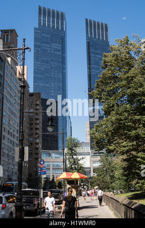 59. Straße Verkehr mit Time Warner Center, New York, USA Stockfoto