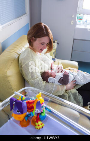 Mutter mit ihrem Neugeborenen Baby in einer pädiatrischen Intensivstation, CHU Bordeaux. Stockfoto