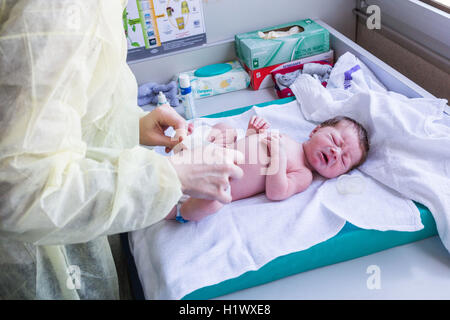 Mutter mit ihrem Neugeborenen Baby in einer pädiatrischen Intensivstation, CHU Bordeaux. Stockfoto