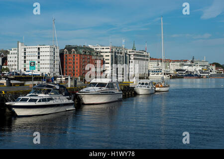 Norwegen, Bergen, UNESCO Weltkulturerbe-Stadt. Uferpromenade und Hafen-Bereich. Clarion Hotel Admiral (braunen Gebäude). Stockfoto