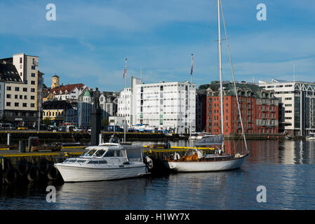 Norwegen, Bergen, UNESCO Weltkulturerbe-Stadt. Uferpromenade und Hafen-Bereich. Clarion Hotel Admiral (braunen Gebäude). Stockfoto