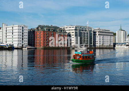 Norwegen, Bergen, UNESCO Weltkulturerbe-Stadt. Uferpromenade und Hafen-Bereich. Die norwegische Fischereimuseum Tour Boot-Shuttle. Stockfoto