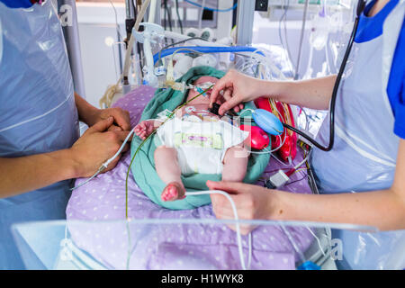 Neugeborenes Baby platziert unter Unterstützung der Atmung. Stockfoto