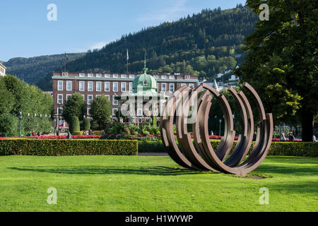 Norwegen, Bergen, UNESCO Weltkulturerbe-Stadt. Die Innenstadt von Park mit Gartenlaube. Stockfoto
