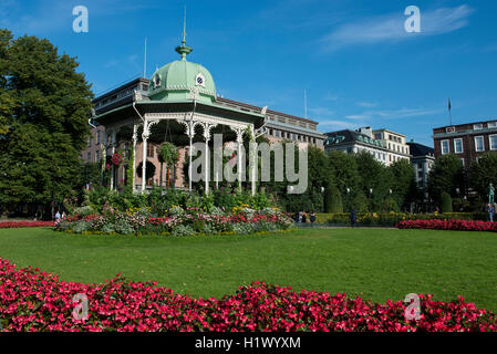 Norwegen, Bergen, UNESCO Weltkulturerbe-Stadt. Die Innenstadt von Park mit Gartenlaube. Stockfoto
