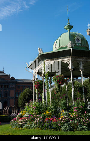 Norwegen, Bergen, UNESCO Weltkulturerbe-Stadt. Die Innenstadt von Park mit Gartenlaube. Stockfoto