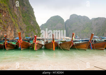 Boote aufgereiht an der Maya Bay befindet sich auf der Insel Phi Phi Ley im Andaman Meer Thailand am Weihnachtstag in den Tropen. Stockfoto