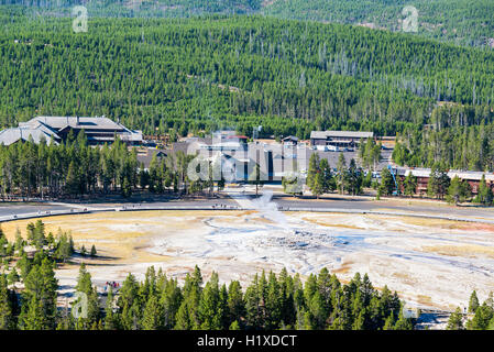 Blick auf Old Faithful Gesyer von oben gesehen im Yellowstone National Park Stockfoto