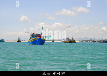 Lagi, Vietnam - 26. Februar 2012: Fischerboote sind in den Lagi Strand anlegen Stockfoto