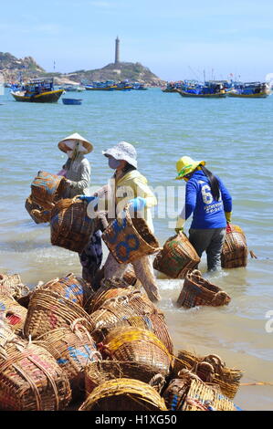 Lagi, Vietnam - 26. Februar 2012: Einheimische Frauen sind ihre Körbe reinigen die verwendet wurden, für den Transport von Fischen vom Boot Stockfoto