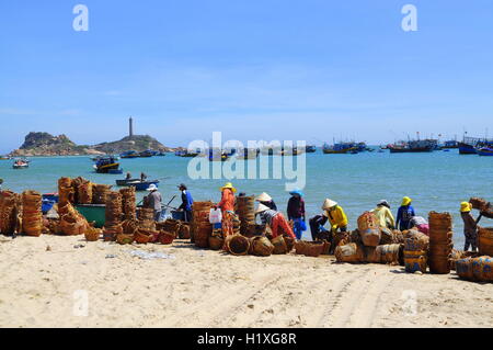 Lagi, Vietnam - 26. Februar 2012: Einheimische Frauen sind ihre Körbe reinigen die verwendet wurden, für den Transport von Fischen vom Boot Stockfoto