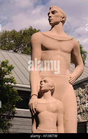"Vater und Sohn" cast steinerne Skulptur des Künstlers Charles Umlauf vor dem Umlauf Museum in Austin TX. Stockfoto