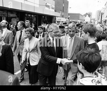 John Major während eines Spaziergangs über in Larne, Nordirland, ist ein britischer Politiker, der Premierminister des Vereinigten Königreichs und der Führer der konservativen Partei von 1990 bis 1997 war. Er diente als Außenminister und dann Kanzler des Finanzministeriums in der Thatcher-Regierung von 1989 bis 1990 und war Mitglied des Parlaments für Huntingdon von 1979 bis 2001. Stockfoto