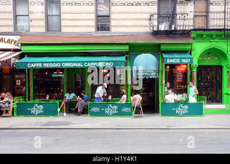 Caffe Reggio, 119 Macdougal St, New York, NY. aussen Storefront einer Straßencafé in der Nähe von Greenwich Village in Manhattan. Stockfoto