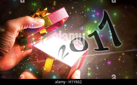 Willkommen neues Jahr 2017 Konzept. Händen öffnen Geschenk und Text 2017 Regen von Sternen heraus. Stockfoto