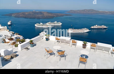 Terrasse mit Blick auf Hafen mit Kreuzfahrtschiffen und Inseln Stockfoto