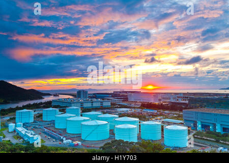 Öltanks bei Sonnenuntergang in Hong Kong Stockfoto