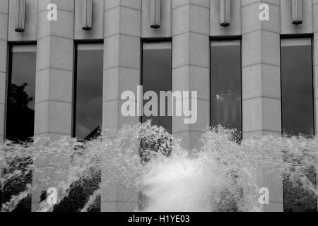 Wasser aus einem Brunnen vor den unteren Etagen des Aon Center in Chicago, IL Stockfoto