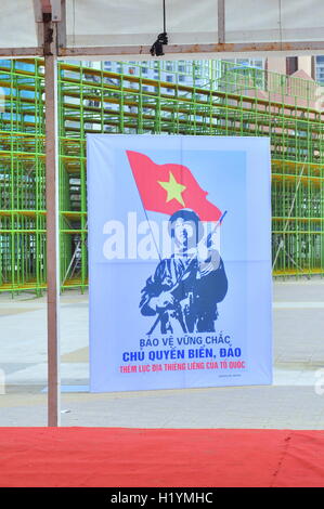 Nha Trang, Vietnam - 11. Juli 2015: Ein Propagandaplakat über den Schutz der Spratly-Inseln auf dem Platz in Vietnam Stockfoto