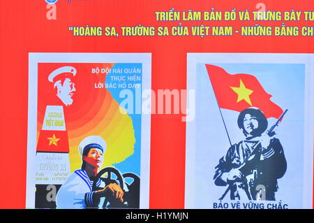 Nha Trang, Vietnam - 11. Juli 2015: Ein Propagandaplakat über den Schutz der Spratly-Inseln auf dem Platz in Vietnam Stockfoto