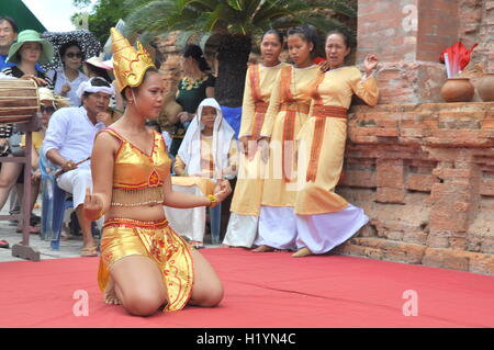 Nha Trang, Vietnam - 11. Juli 2015: Durchführung der traditionelle Volkstanz des Champa im Ponagar Tempel in Nha Trang Stockfoto